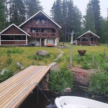 Viihtyisae Hirsimoekki Jaerven Rannalla Siikainen Esterno foto