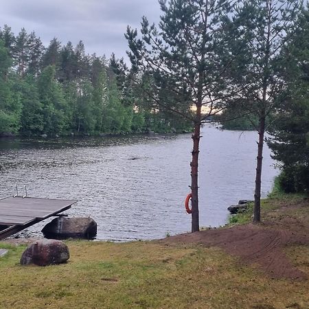 Viihtyisae Hirsimoekki Jaerven Rannalla Siikainen Esterno foto