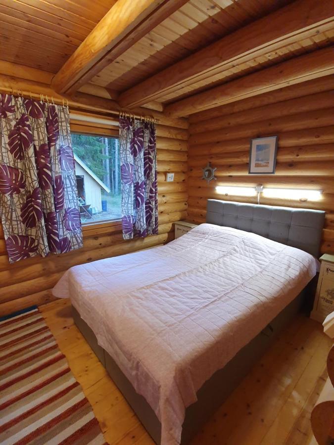 Viihtyisae Hirsimoekki Jaerven Rannalla Siikainen Esterno foto