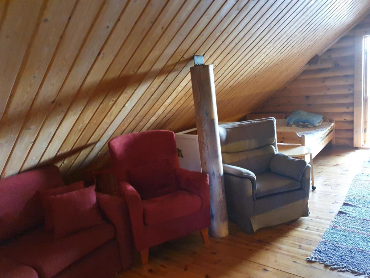 Viihtyisae Hirsimoekki Jaerven Rannalla Siikainen Esterno foto