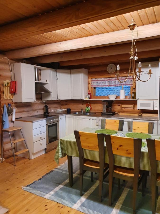 Viihtyisae Hirsimoekki Jaerven Rannalla Siikainen Esterno foto