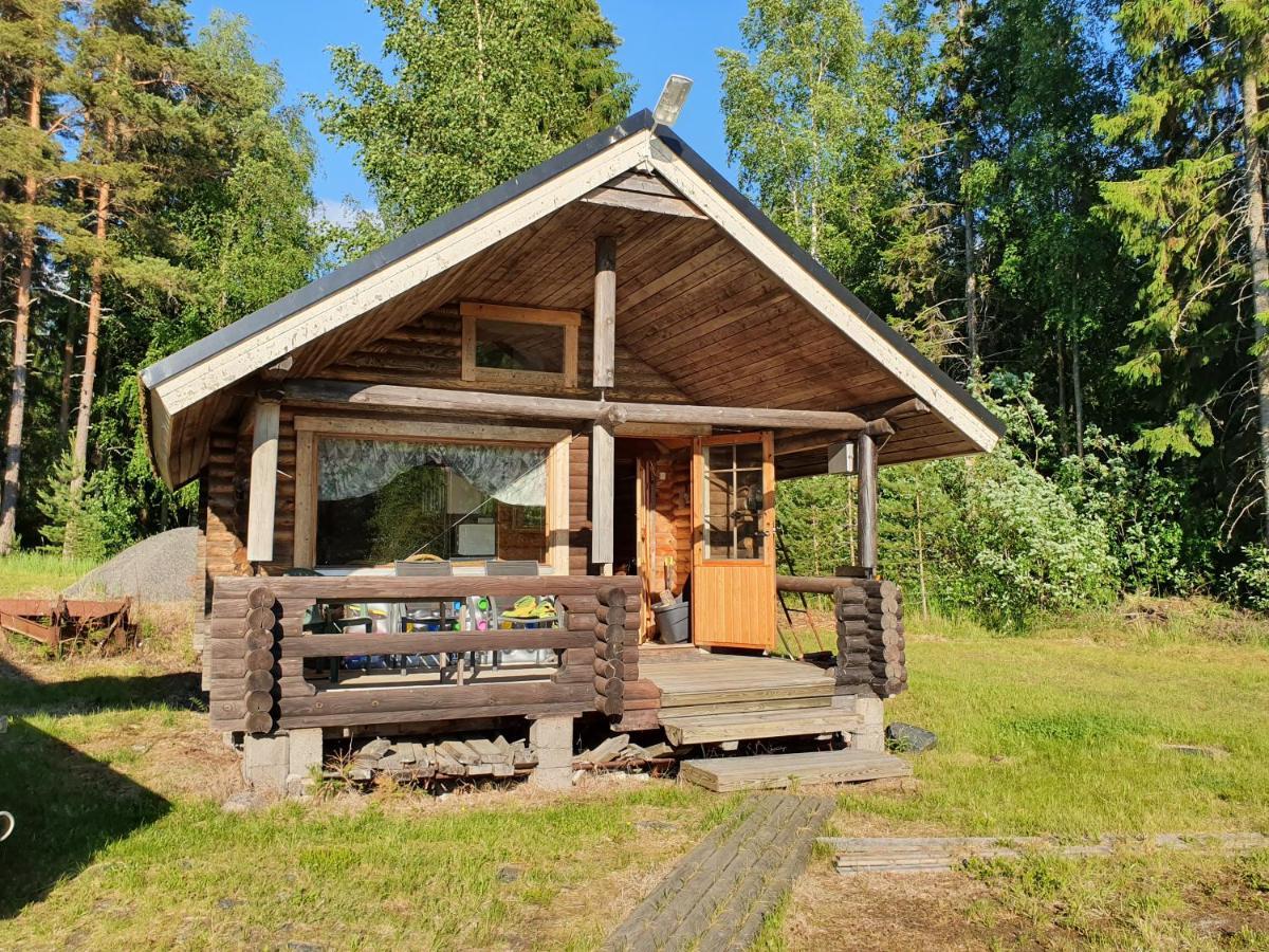 Viihtyisae Hirsimoekki Jaerven Rannalla Siikainen Esterno foto
