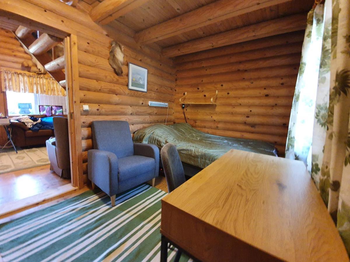 Viihtyisae Hirsimoekki Jaerven Rannalla Siikainen Esterno foto