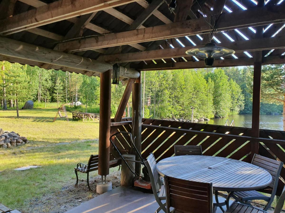 Viihtyisae Hirsimoekki Jaerven Rannalla Siikainen Esterno foto