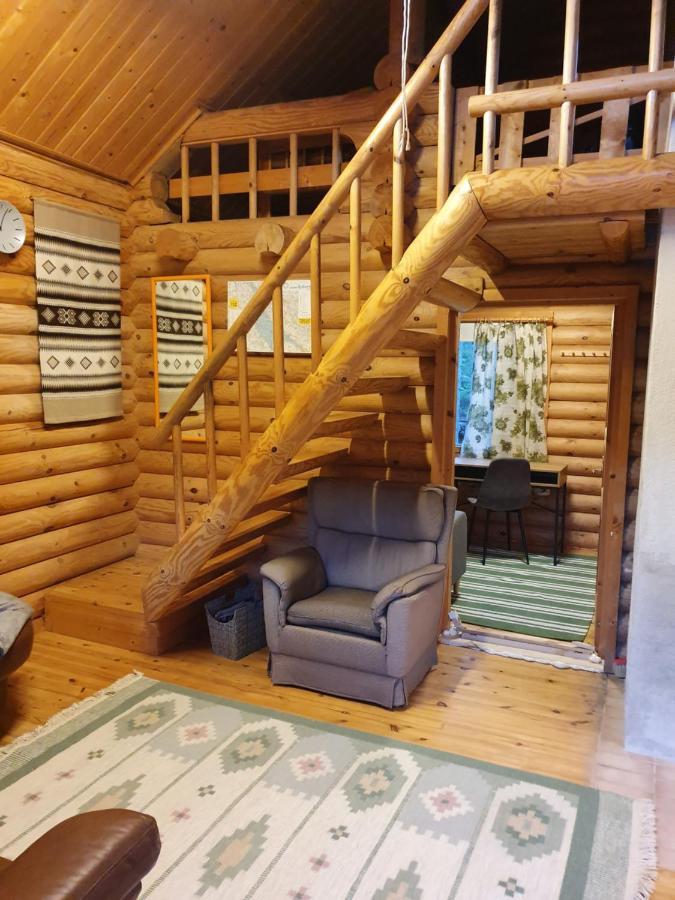 Viihtyisae Hirsimoekki Jaerven Rannalla Siikainen Esterno foto