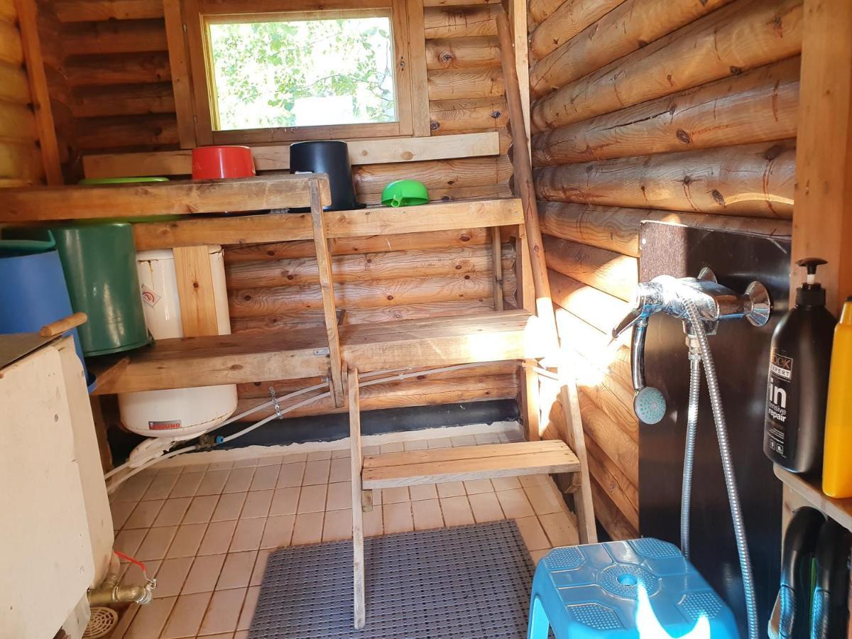 Viihtyisae Hirsimoekki Jaerven Rannalla Siikainen Esterno foto