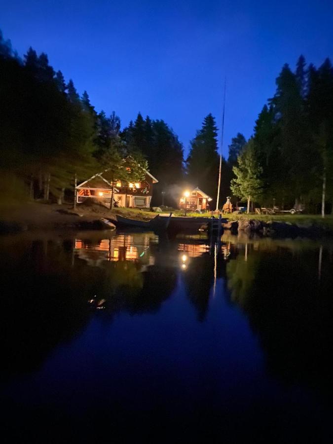 Viihtyisae Hirsimoekki Jaerven Rannalla Siikainen Esterno foto