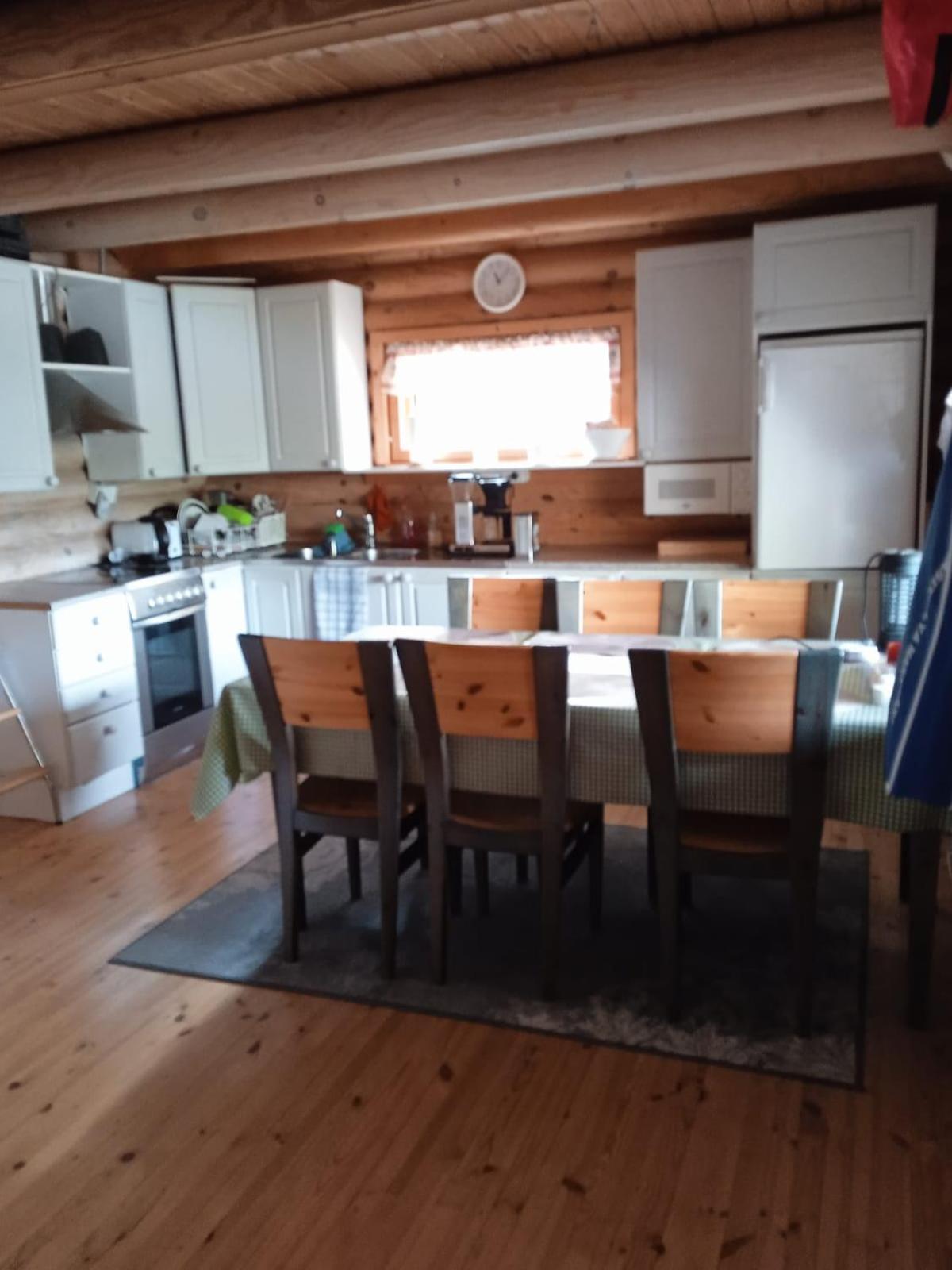 Viihtyisae Hirsimoekki Jaerven Rannalla Siikainen Esterno foto