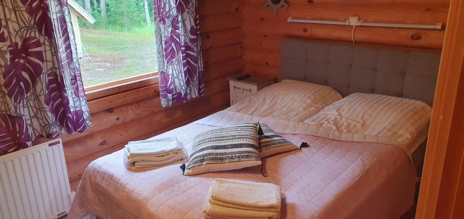 Viihtyisae Hirsimoekki Jaerven Rannalla Siikainen Esterno foto