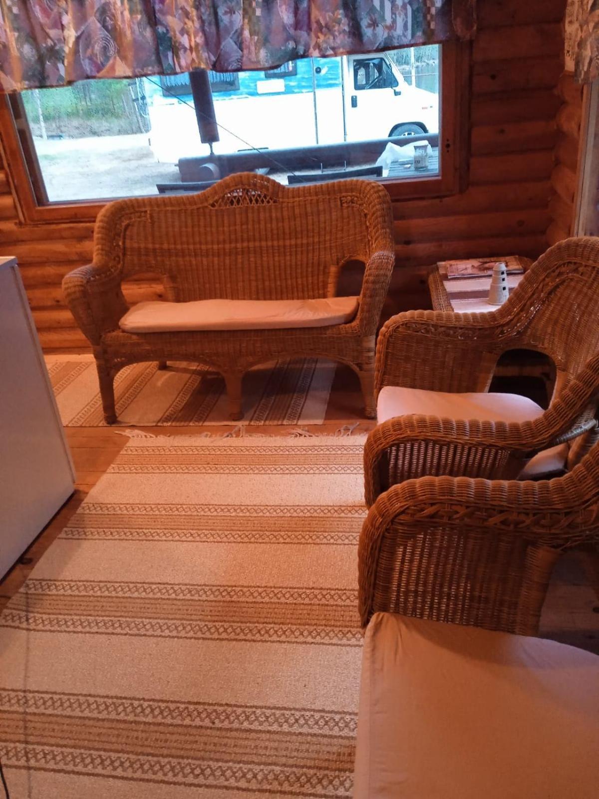Viihtyisae Hirsimoekki Jaerven Rannalla Siikainen Esterno foto