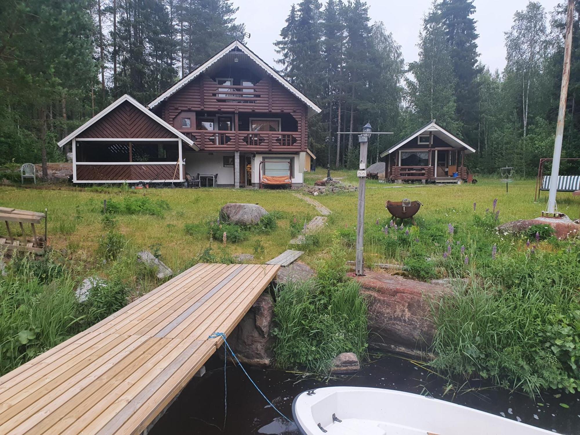 Viihtyisae Hirsimoekki Jaerven Rannalla Siikainen Esterno foto