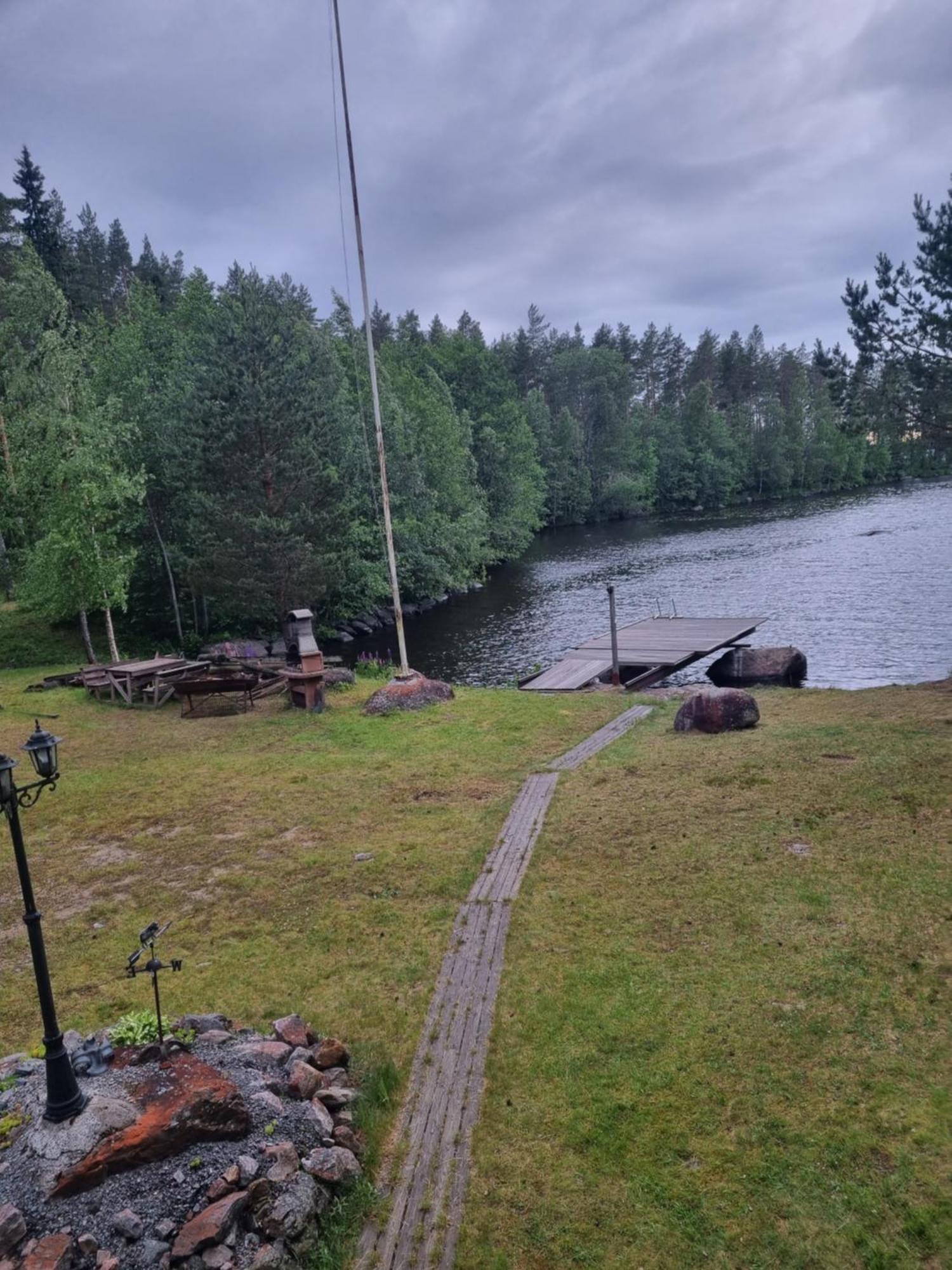 Viihtyisae Hirsimoekki Jaerven Rannalla Siikainen Esterno foto