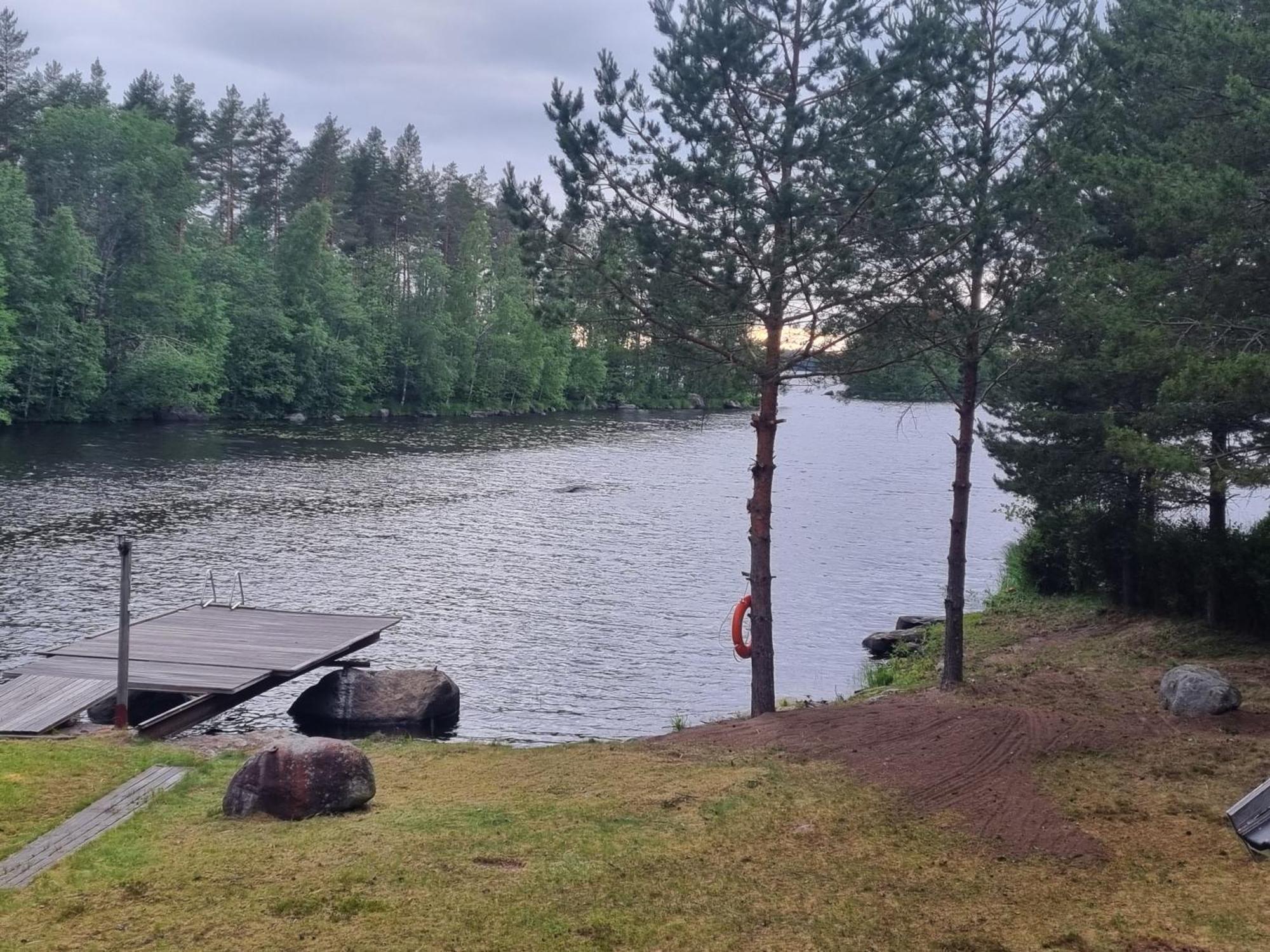 Viihtyisae Hirsimoekki Jaerven Rannalla Siikainen Esterno foto